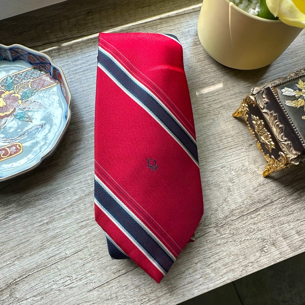 NWT CHRISTIAN DIOR MENS TIE.SIZE APROX.  52”.STRIPED DARK BLUE